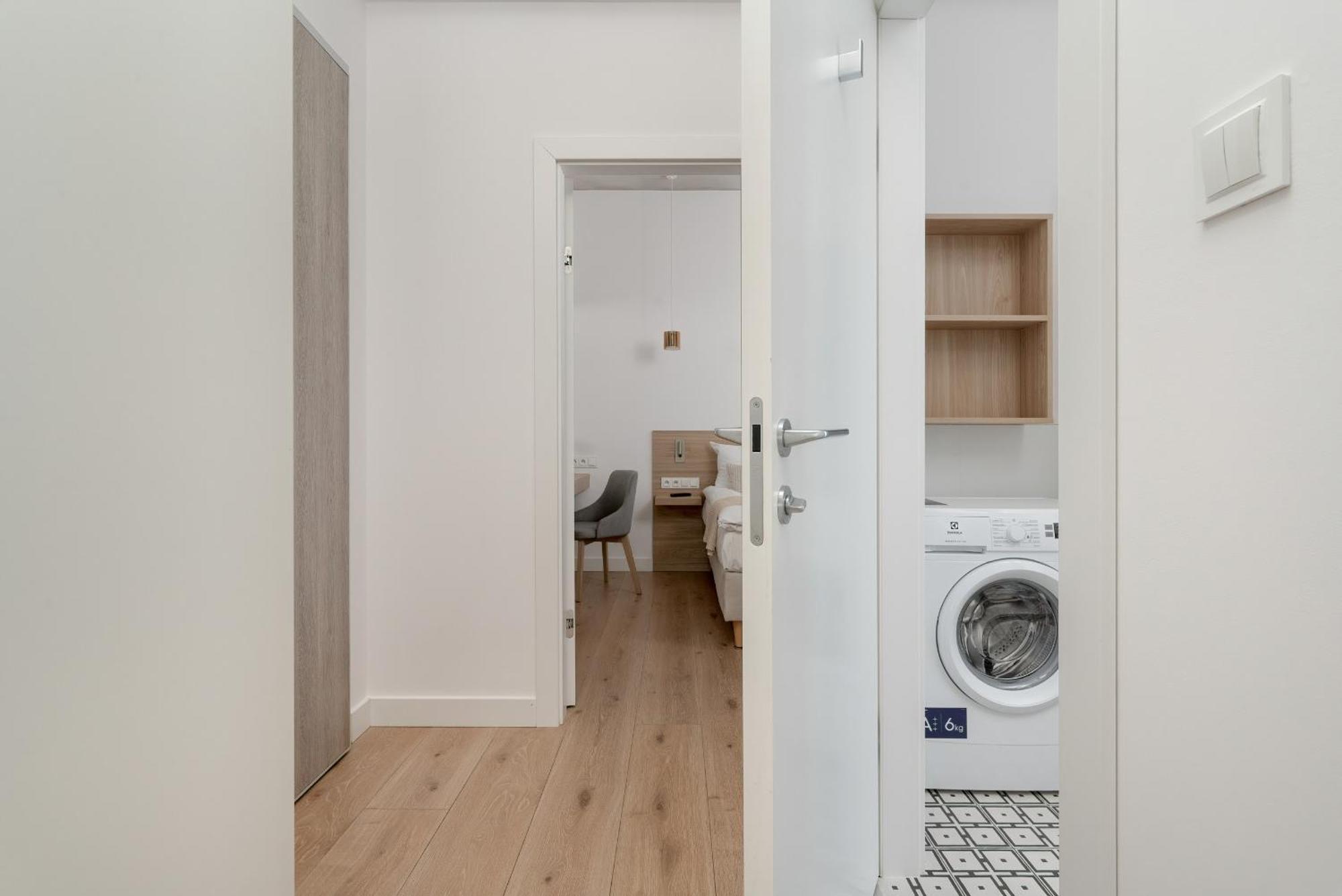 Beautiful White - Beige With Balcony In By Renters Apartament