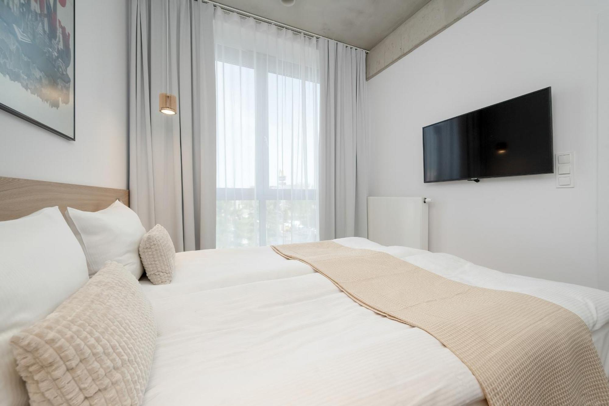Beautiful White - Beige With Balcony In By Renters Apartament Wrocław